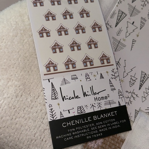 Nicole Miller Home Twin Chenille Gingerbread House Blanket NWT - Picture 6 of 8
